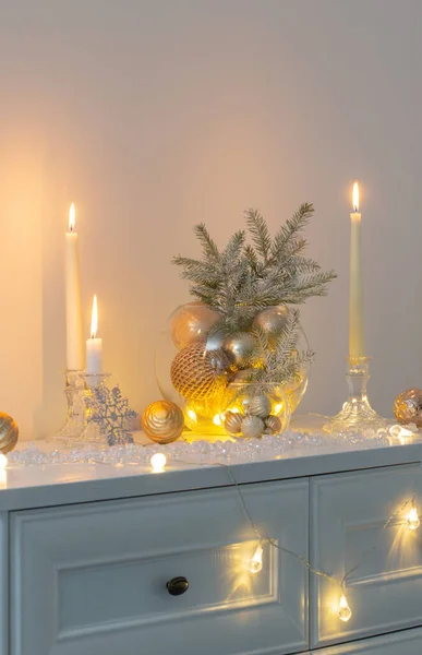 Beyaz Kısımlarında Yanan Mumlarla Noel Süslemesi — Stok fotoğraf