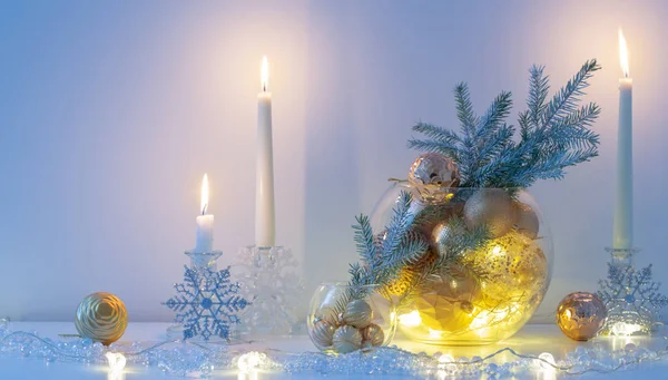 Різдвяна Прикраса Палаючими Свічками Білому Інтер Єрі — стокове фото