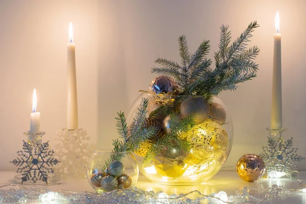 Decoração Natal Com Velas Chamas Interior Branco — Fotografia de Stock