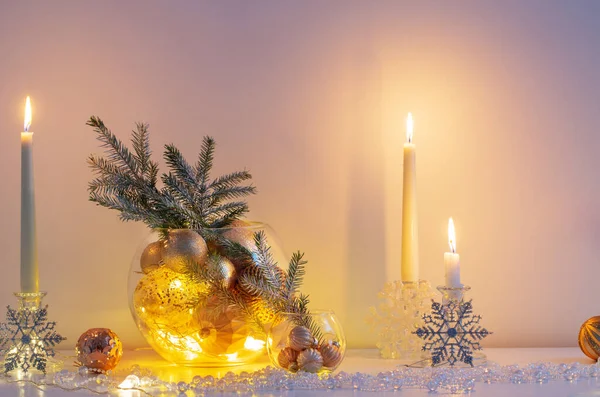 Рождественское Украшение Горящими Свечами Белом Интерьере — стоковое фото