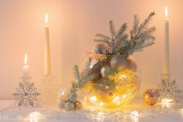 Vánoční Dekorace Hořícími Svíčkami Bílém Interiéru — Stock fotografie