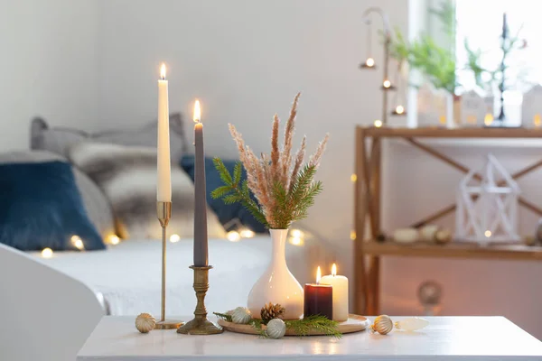 在白色舒适的室内点着圣诞装饰的蜡烛 — 图库照片