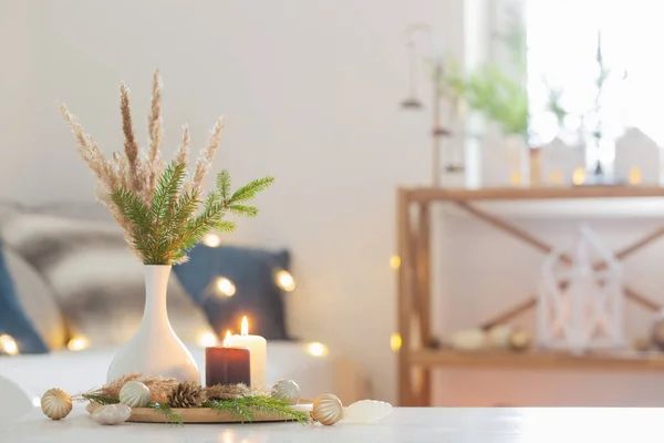 Velas Ardientes Con Decoración Navidad Interior Acogedor Blanco —  Fotos de Stock