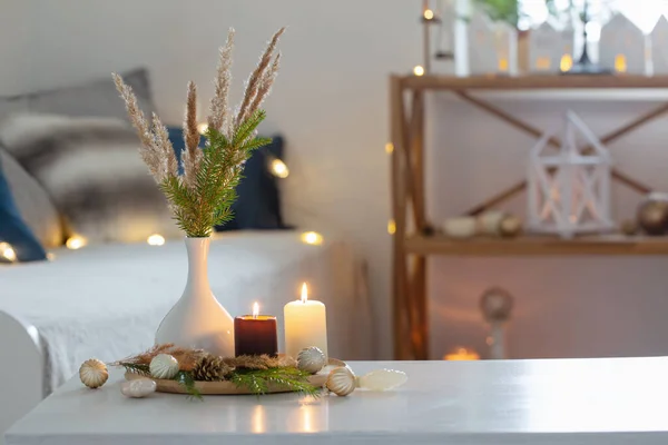 Brinnande Ljus Med Jul Inredning Vit Mysig Interiör — Stockfoto