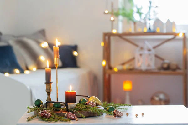 在白色舒适的室内点着圣诞装饰的蜡烛 — 图库照片
