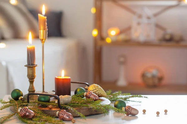 Brennende Kerzen Mit Weihnachtlichem Dekor Weißem Behaglichem Interieur — Stockfoto