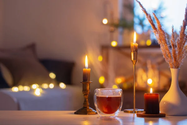Chá Quente Vidro Térmico Com Decoração Natal Velas Chamas Casa — Fotografia de Stock
