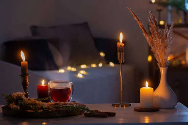 Varmt Termoglas Med Juldekor Och Brinnande Ljus Hemma — Stockfoto
