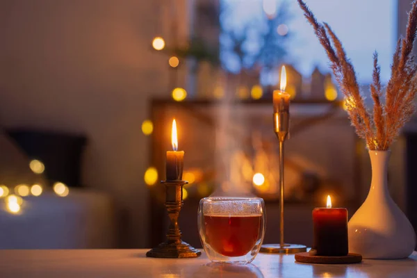 Warme Thee Thermo Glas Met Kerstdecor Brandende Kaarsen Thuis — Stockfoto