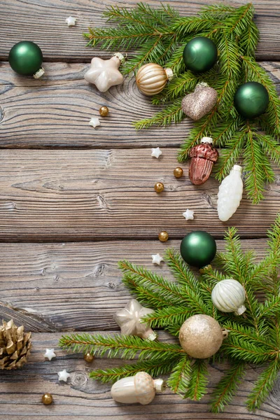 Koyu Ahşap Arka Planda Köknar Dalları Olan Altın Noel Oyuncakları — Stok fotoğraf