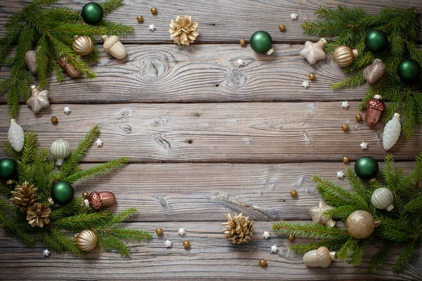 Jouets Noël Dorés Avec Branches Sapin Sur Fond Bois Foncé — Photo