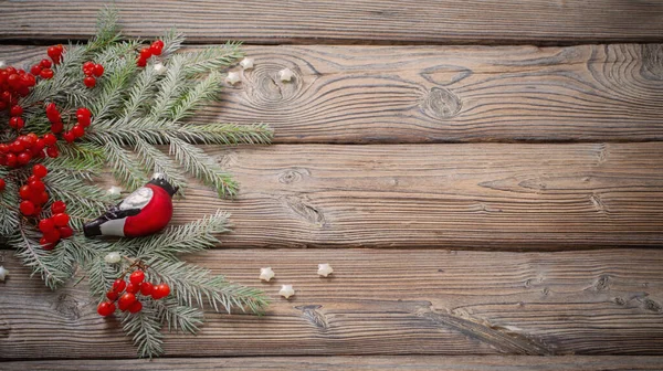 Vánoční Pozadí Červenými Bobulemi Skleněnou Bulvovou Pěnkavkou Jedlovými Větvemi Tmavém — Stock fotografie