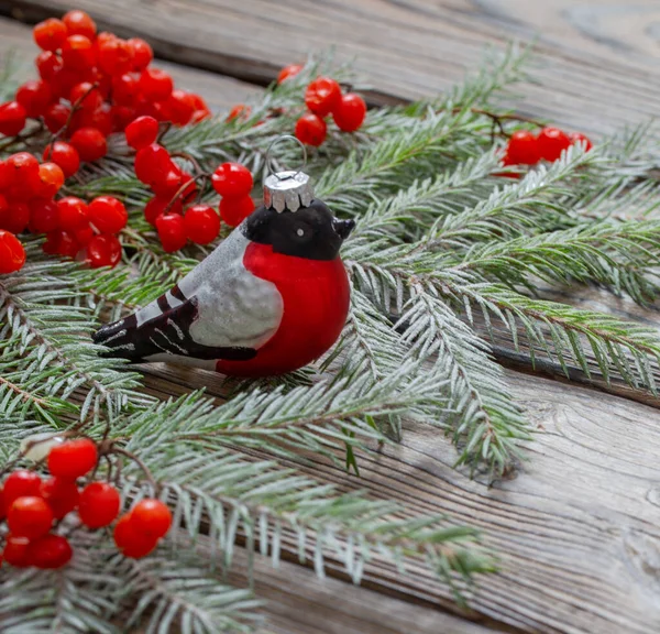 Χριστουγεννιάτικο Φόντο Κόκκινα Μούρα Γυάλινο Bullfinch Και Κλαδιά Ελάτης Σκούρο — Φωτογραφία Αρχείου