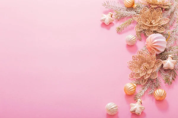 粉色背景的金圣诞装饰品 — 图库照片