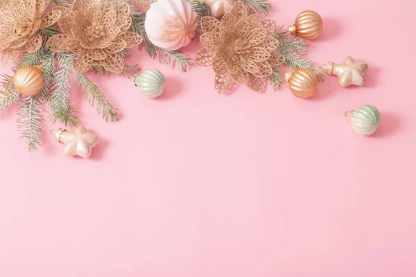 Decoraciones Navidad Doradas Sobre Fondo Rosa —  Fotos de Stock