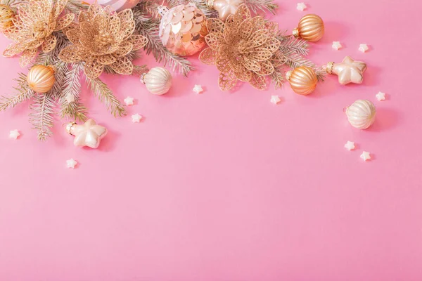 Χρυσές Χριστουγεννιάτικες Διακοσμήσεις Ροζ Φόντο — Φωτογραφία Αρχείου