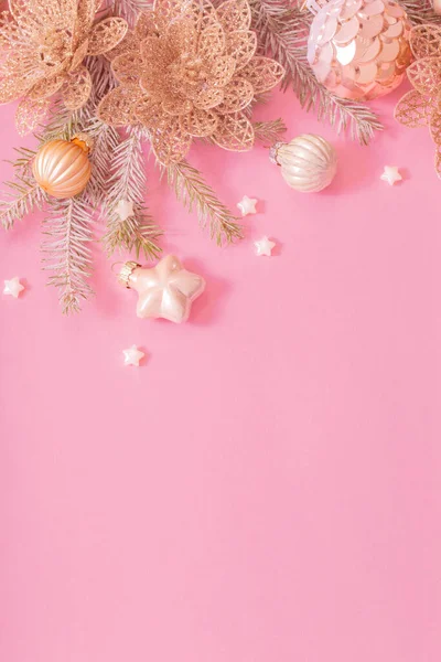 Decorazioni Natalizie Dorate Sfondo Rosa — Foto Stock