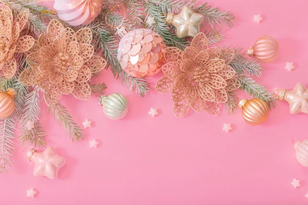 Decoraciones Navidad Doradas Sobre Fondo Rosa — Foto de Stock