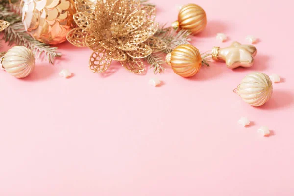 Золотые Рождественские Украшения Розовом Фоне — стоковое фото