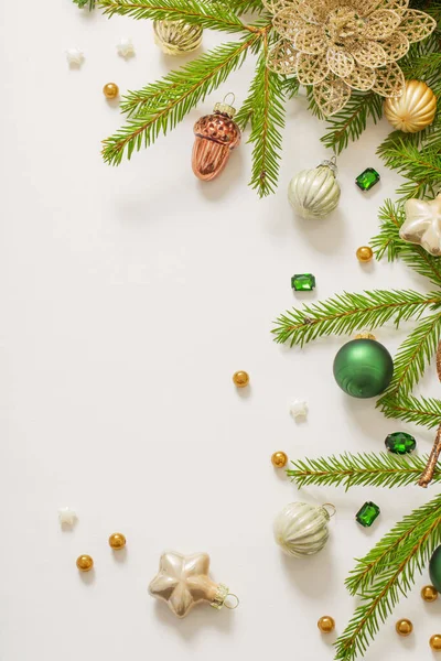 Guld Och Grön Jul Dekorationer Vit Bakgrund — Stockfoto