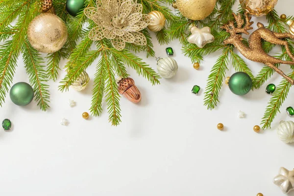 Decoraciones Navidad Doradas Verdes Sobre Fondo Blanco — Foto de Stock