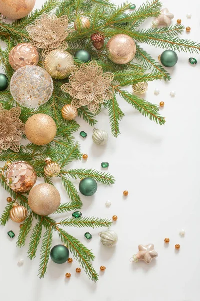 Goldene Und Grüne Weihnachtsdekoration Auf Weißem Hintergrund — Stockfoto