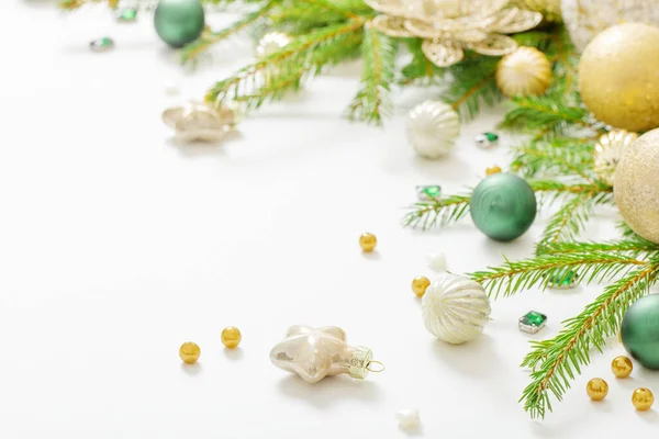 Décorations Noël Dorées Vertes Sur Fond Blanc — Photo