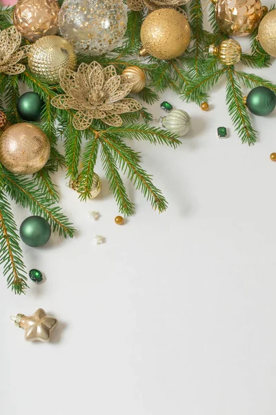 Dourado Verde Decorações Natal Fundo Branco — Fotografia de Stock