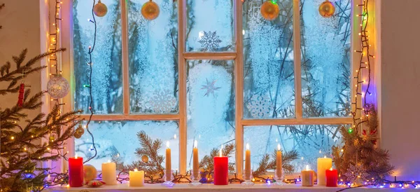 旧木窗上的圣诞装饰品 — 图库照片