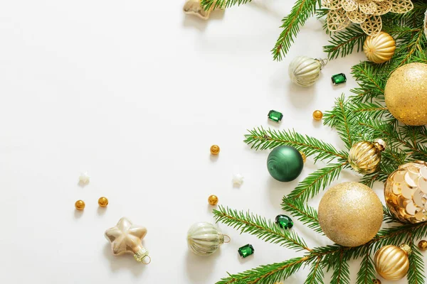 Zlaté Zelené Vánoční Dekorace Bílém Pozadí — Stock fotografie