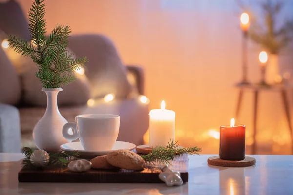 家里有点燃的蜡烛和圣诞装饰品的咖啡 — 图库照片