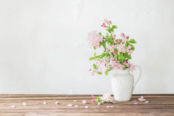 Apfelblüten Weißem Krug Auf Grunge Wand — Stockfoto