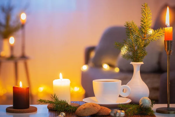 Kuppi Kahvia Polttamalla Kynttilöitä Joulukoristeita Kotona — kuvapankkivalokuva