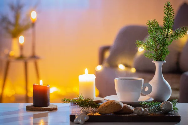 家里有点燃的蜡烛和圣诞装饰品的咖啡 — 图库照片