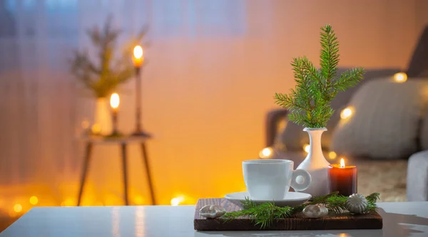 Xícara Café Com Velas Acesas Decorações Natal Casa — Fotografia de Stock