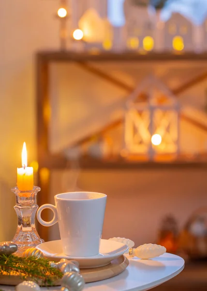 一杯茶放在桌子上 上面有白色的室内装饰 — 图库照片