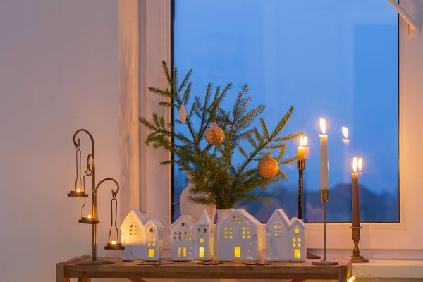 Красивая Белая Комната Рождественским Декором Горящими Свечами — стоковое фото