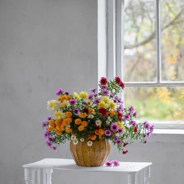 Ramo Crisantemos Colores Jarrón Interior Blanco Viejo — Foto de Stock