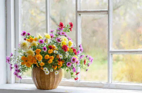 白色旧内饰花瓶中的彩花花束 — 图库照片