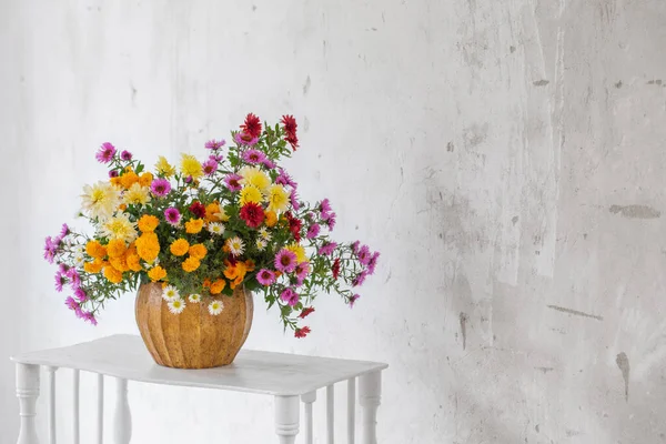 Ramo Crisantemos Coloridos Jarrón Sobre Fondo Pared Vieja Blanca — Foto de Stock
