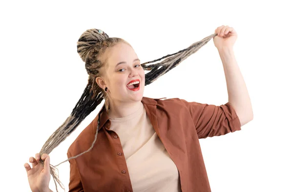 年轻而快乐的女人 有着白色背景的可怕的头发 — 图库照片