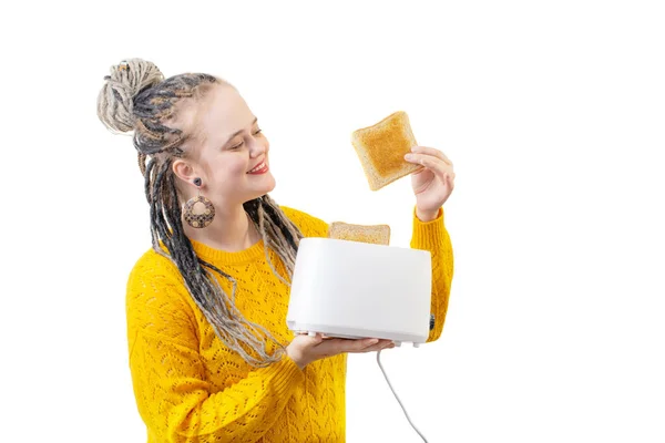 穿着黄色毛衣的年轻妇女 与白色背景隔离的烤面包机 — 图库照片