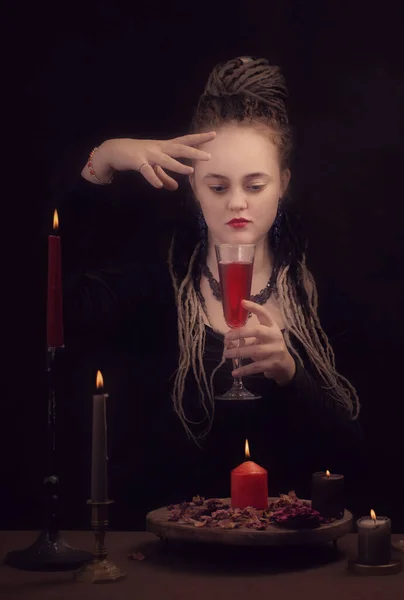 闇の中にドレッドロックを持つ若い魔女 — ストック写真