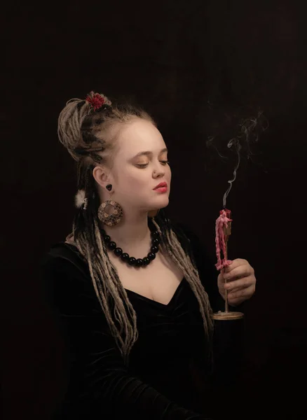 Retrato Mujer Joven Con Vela Sobre Fondo Oscuro — Foto de Stock
