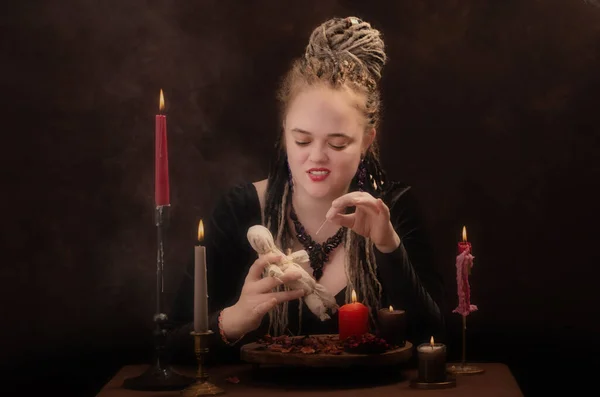 Молодая Ведьма Дредами Темном Фоне — стоковое фото
