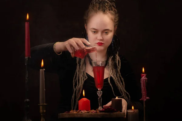 年轻的女巫 有着暗黑背景的爱情豆蔻 — 图库照片