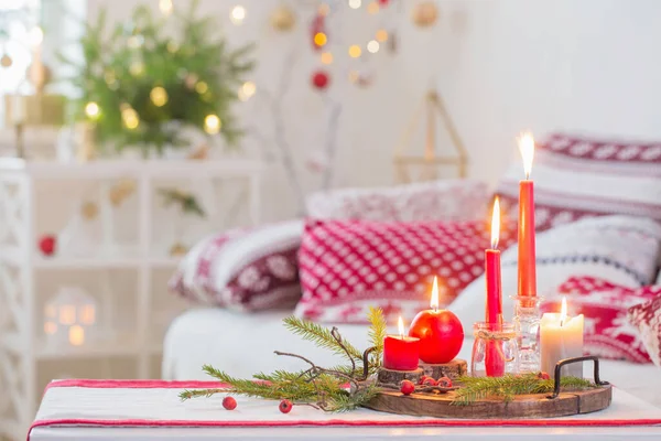 Χριστουγεννιάτικες Διακοσμήσεις Σπιτιού Κεριά Κόκκινο Και Λευκό Χρώμα — Φωτογραφία Αρχείου