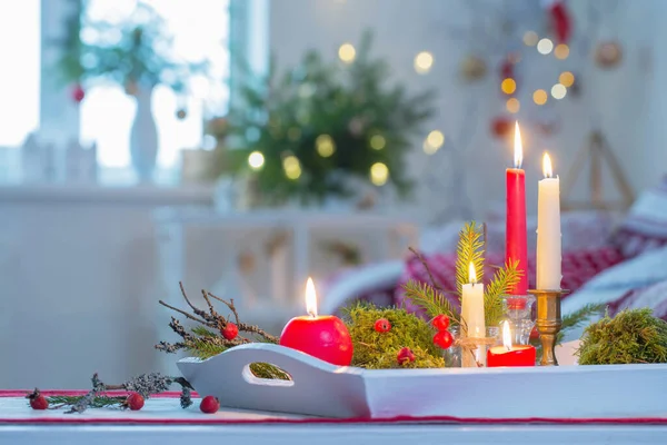圣诞家居装饰用红白相间的蜡烛 — 图库照片