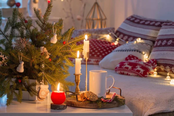 Natal Decorações Para Casa Com Velas Cores Vermelhas Brancas — Fotografia de Stock