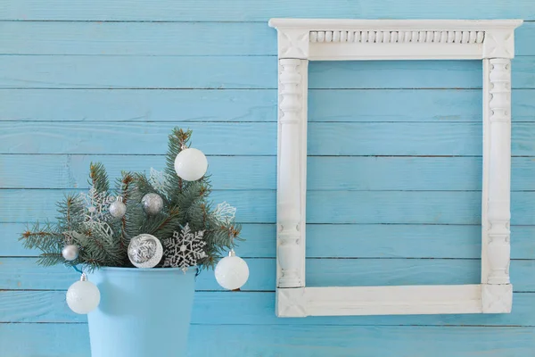 青い木製の背景にクリスマスの装飾 — ストック写真